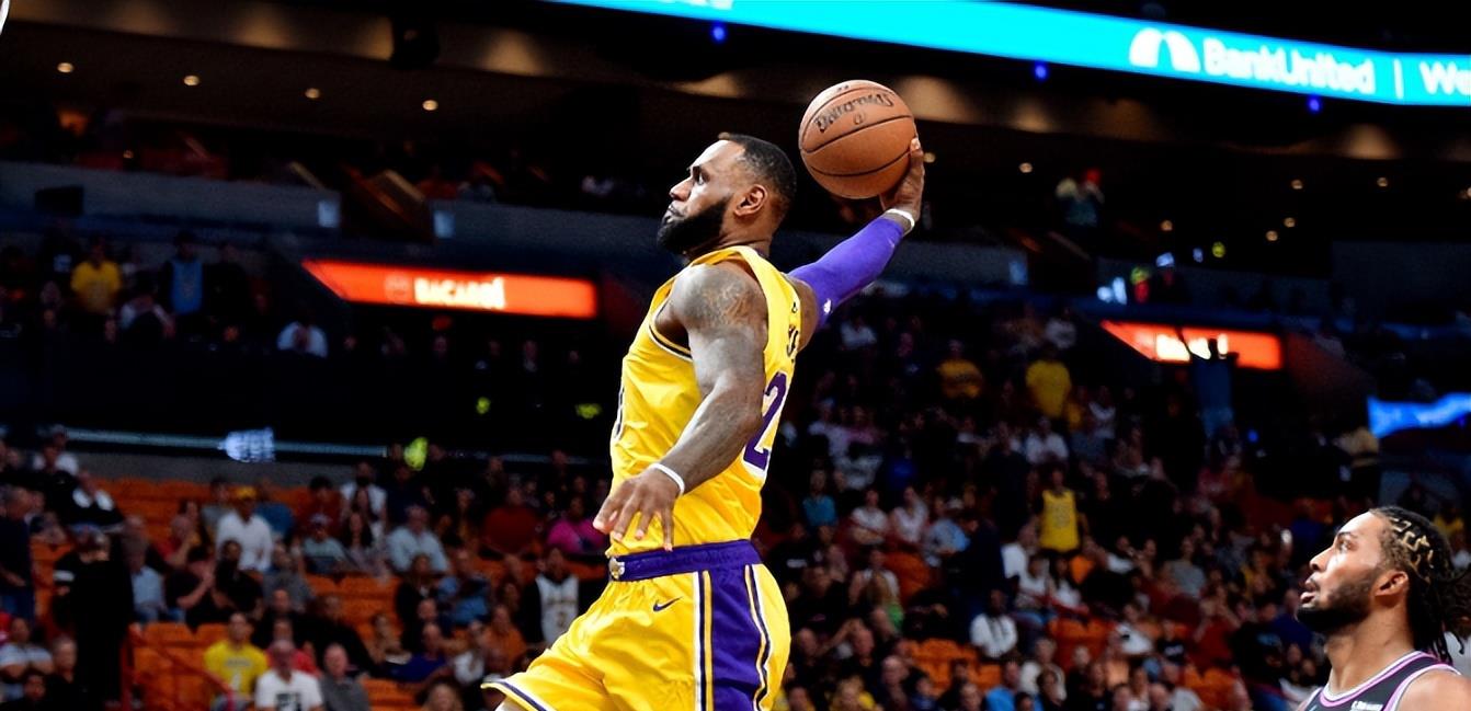 爱游戏新游榜单 詹姆斯回归赛场，高光表现首场状态亮眼，篮网观众沸腾！