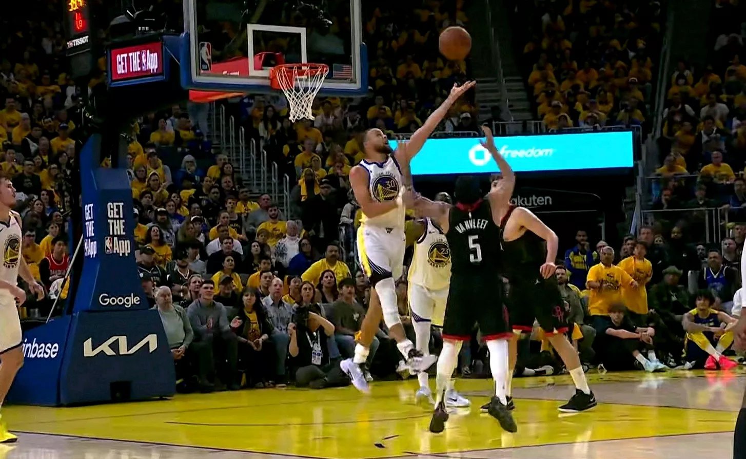 爱游戏新游榜单包含库里巅峰对决，Faker与40激战RNG分钟，挺进下一轮胜负难料！的词条