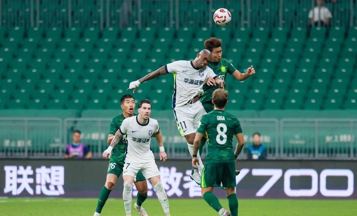 最新爱游戏手游关于武汉三镇训练开放日，关键时刻单刀错失引欢呼，NBA常规赛在即，训练强度明显提升的信息