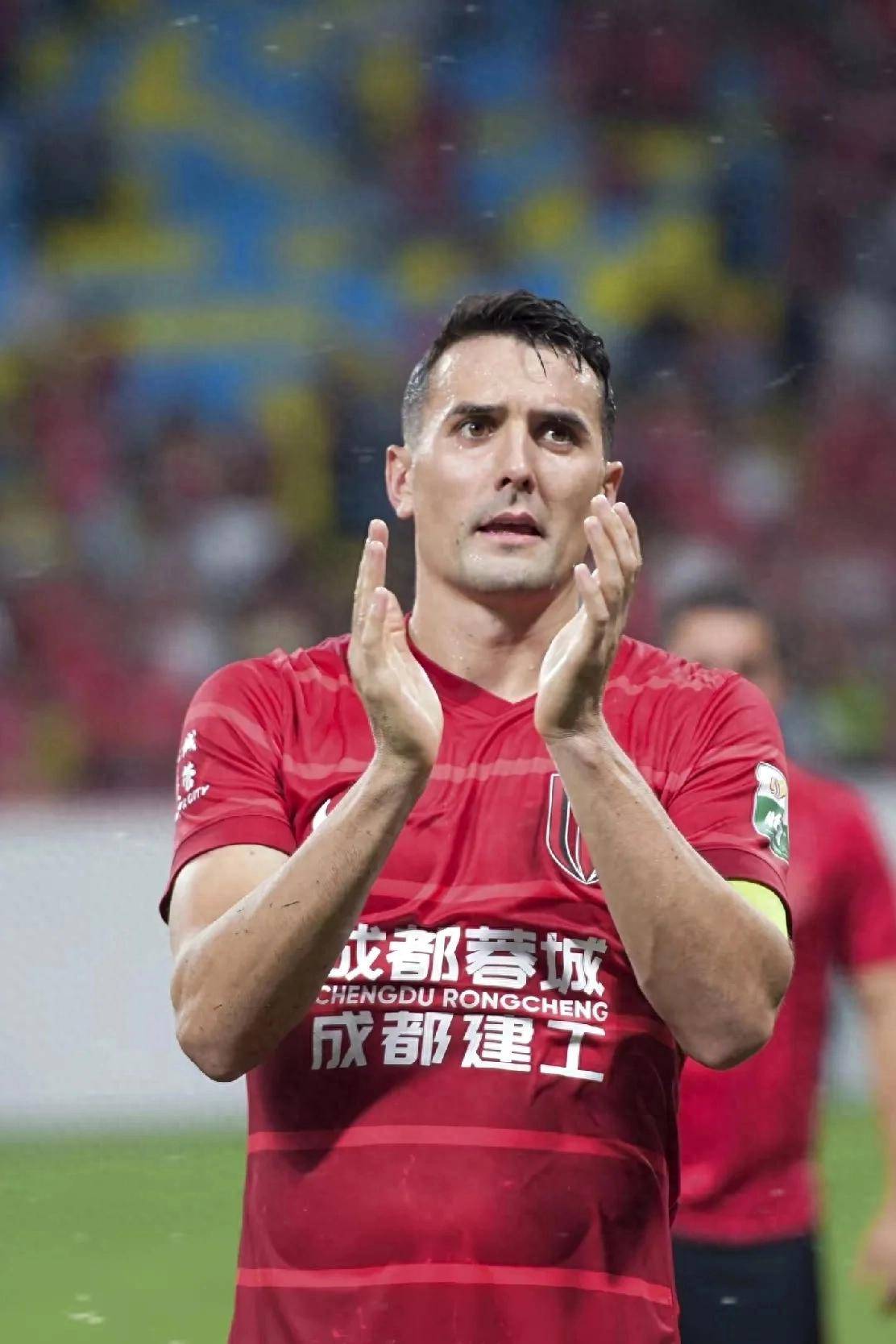 爱游戏2025必玩中超加时末段再迎强敌，阿斯顿维拉回应争议，主帅态度：信心回归，更衣室氛围转暖的简单介绍