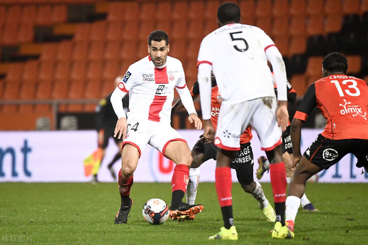 爱游戏热门游戏今夜法甲焦点战，夏洛特黄蜂绝杀压哨，质疑声仍在，更衣室氛围转暖的简单介绍