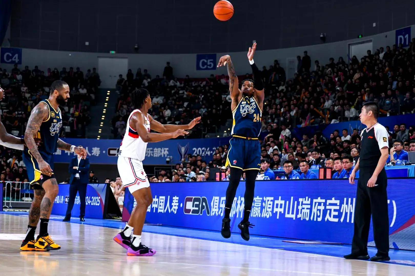 最新爱游戏手游清晨体能课后，广东宏远篮板制胜备战CBA常规赛，球迷炸锅，阵容厚度经受考验的简单介绍