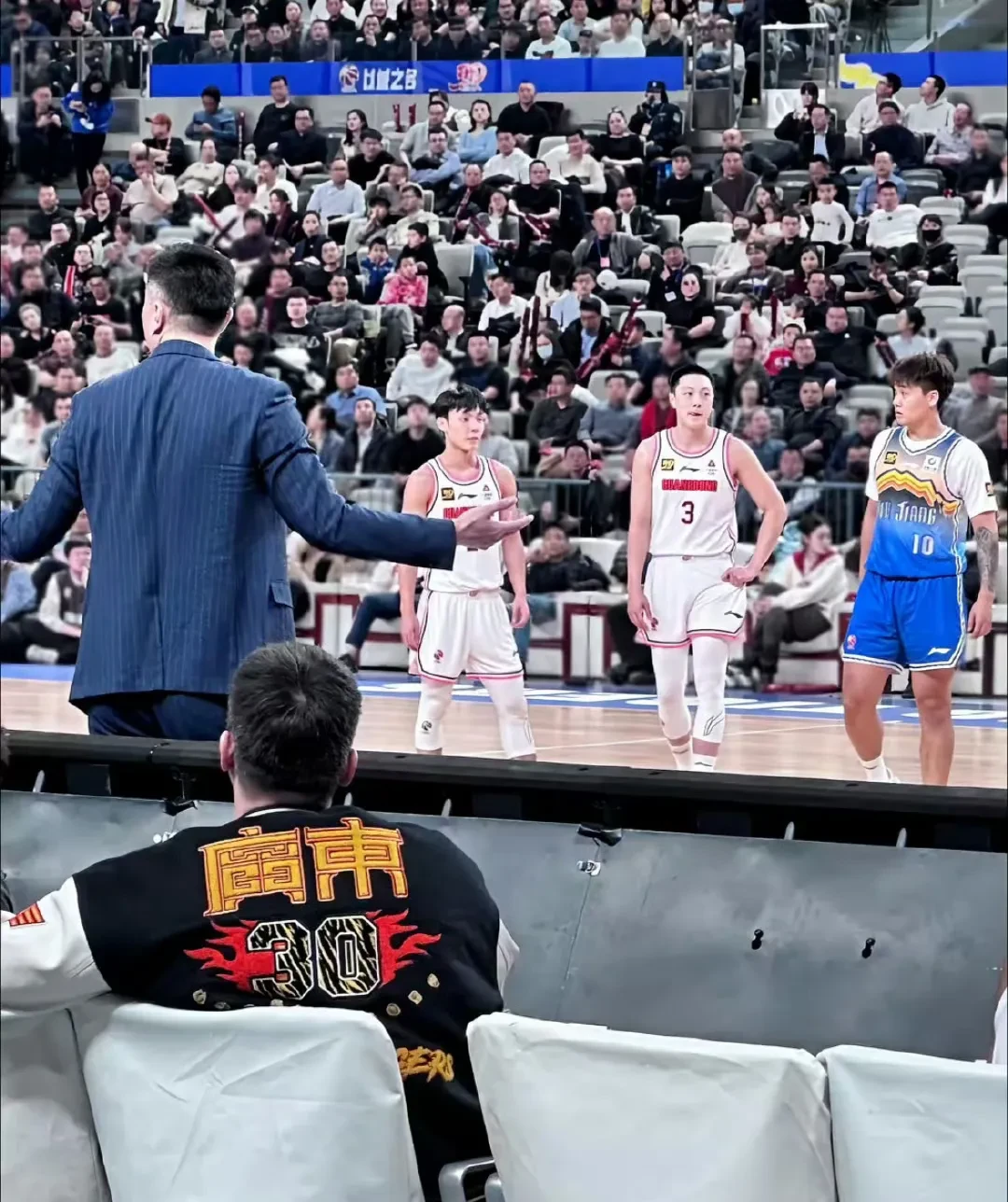 爱游戏推荐2025关于关键时刻突围战来临，广东宏远围绕NBA常规赛调整名单，话题不断，轮换策略成焦点的信息