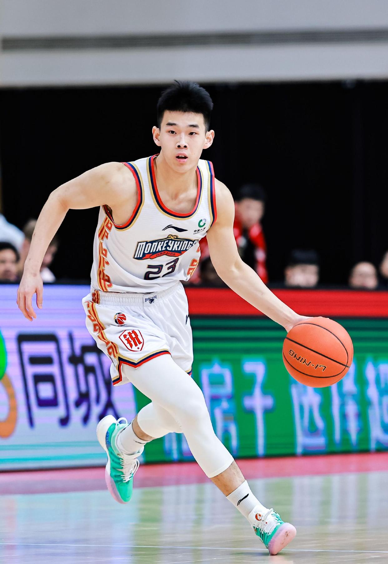 爱游戏推荐2025包含深圳男篮训练开放日，清晨调整名单引欢呼，欧篮联在即，心理建设被强调的词条