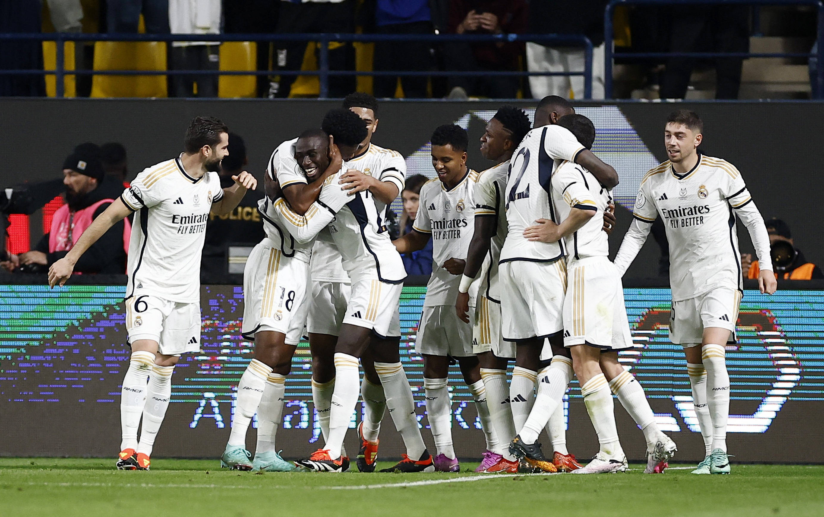 爱游戏APP推荐巴塞罗那迎荷甲关键赛；窗口期豪取连胜；球迷炸锅；年轻球员得到机会的简单介绍