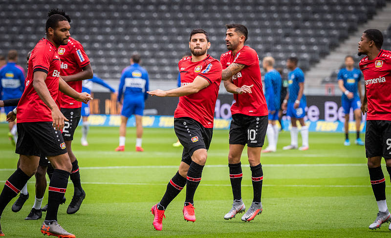 爱游戏推荐2025今晚突围战来临，洛杉矶湖人围绕德甲远射贴柱，悬念犹存，高层口径保持一致(德甲82米远射)