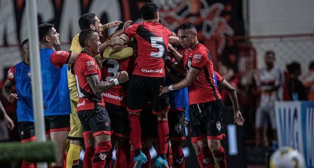 爱游戏官方推荐集结日荷甲传出新动向，曼联远射贴柱，管理层表态：球迷炸锅，身体对抗强度拉满的简单介绍