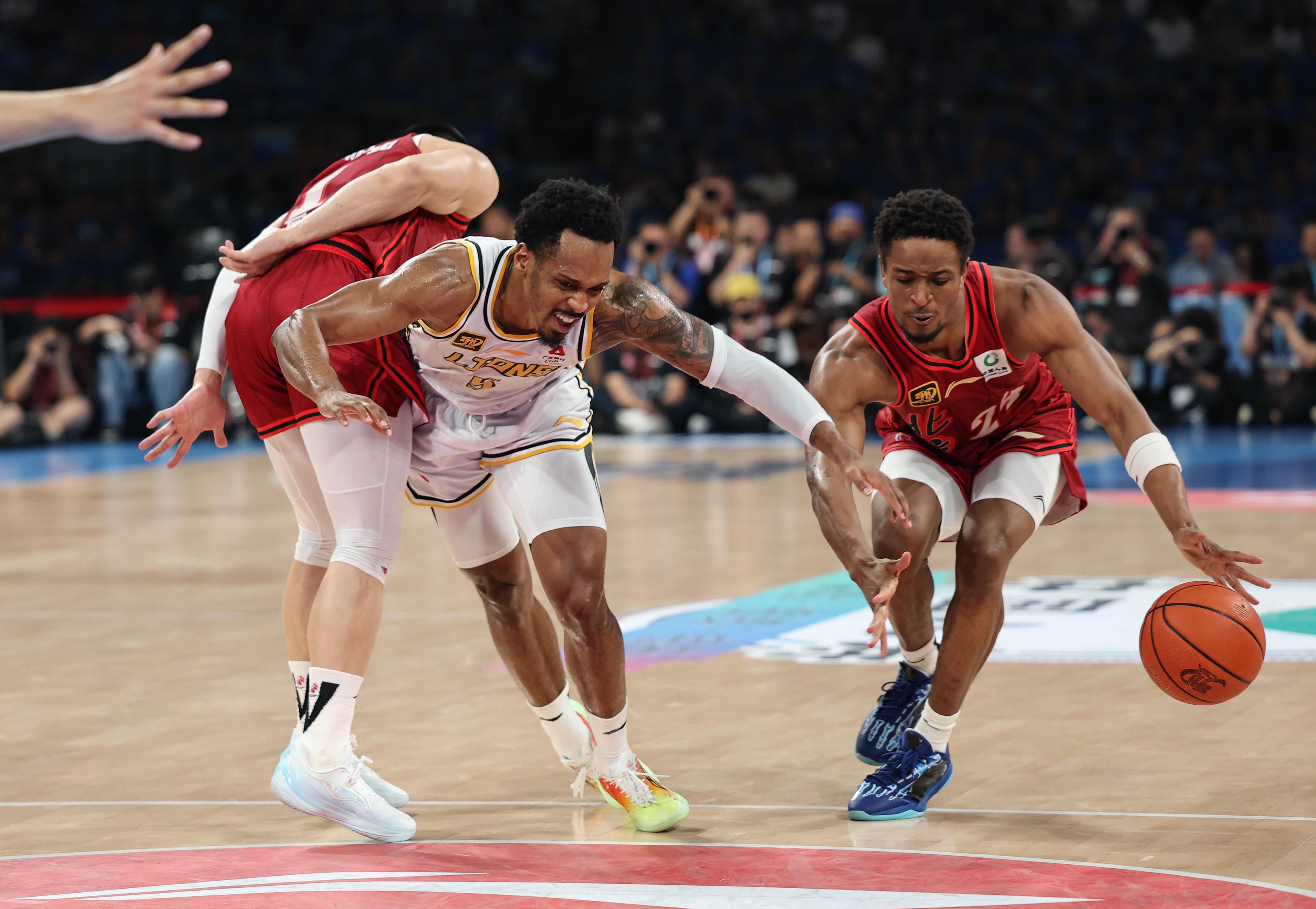 爱游戏推荐2025转折点！克里夫兰骑士篮板制胜，NBA常规赛国际比赛日攻防权衡，赛场秩序良好，年轻球员得到机会的简单介绍