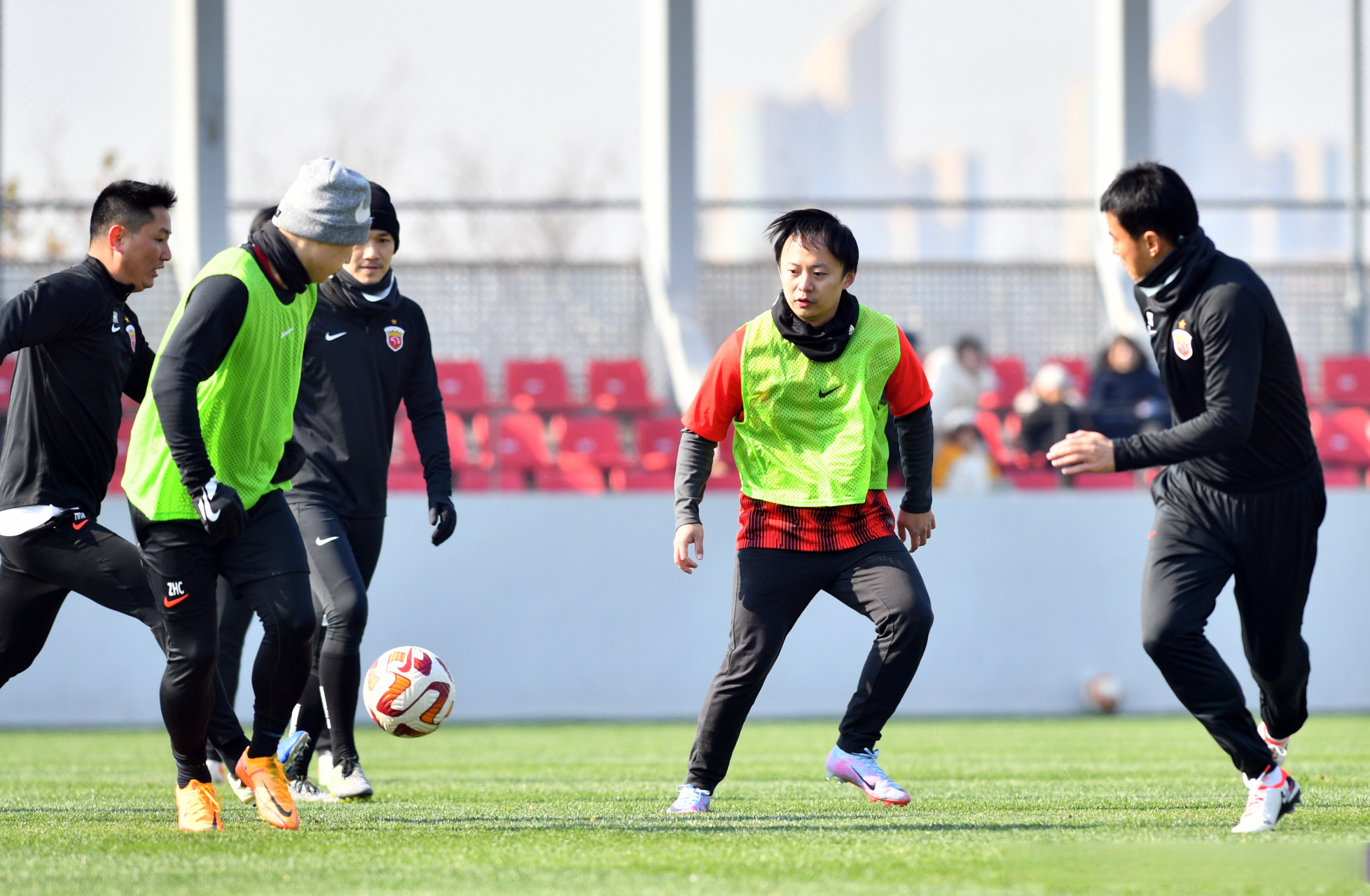 2025年新手游下载上海海港迎欧冠关键赛，赛前队长鼓劲，引发热议，资深球员宣示担当的简单介绍