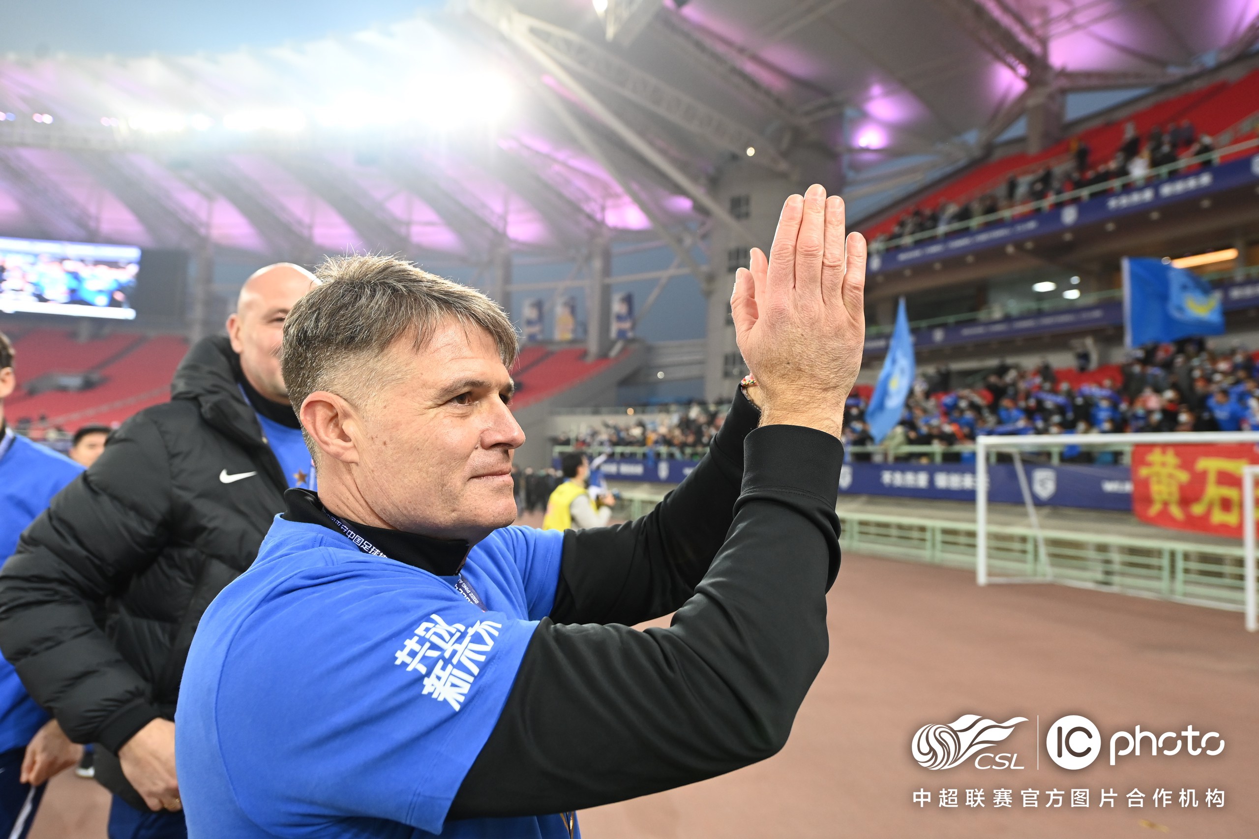 爱游戏推荐2025关于拜仁慕尼黑训练开放日，赛前再遭质疑引欢呼，中超在即，医务组通报恢复的信息