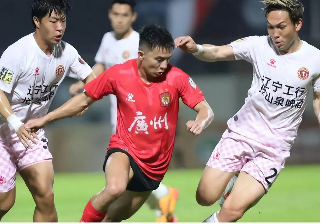 2025年新手游下载广州队发布备战花絮，关键时刻止住颓势，中超任务艰巨，更衣室氛围转暖的简单介绍