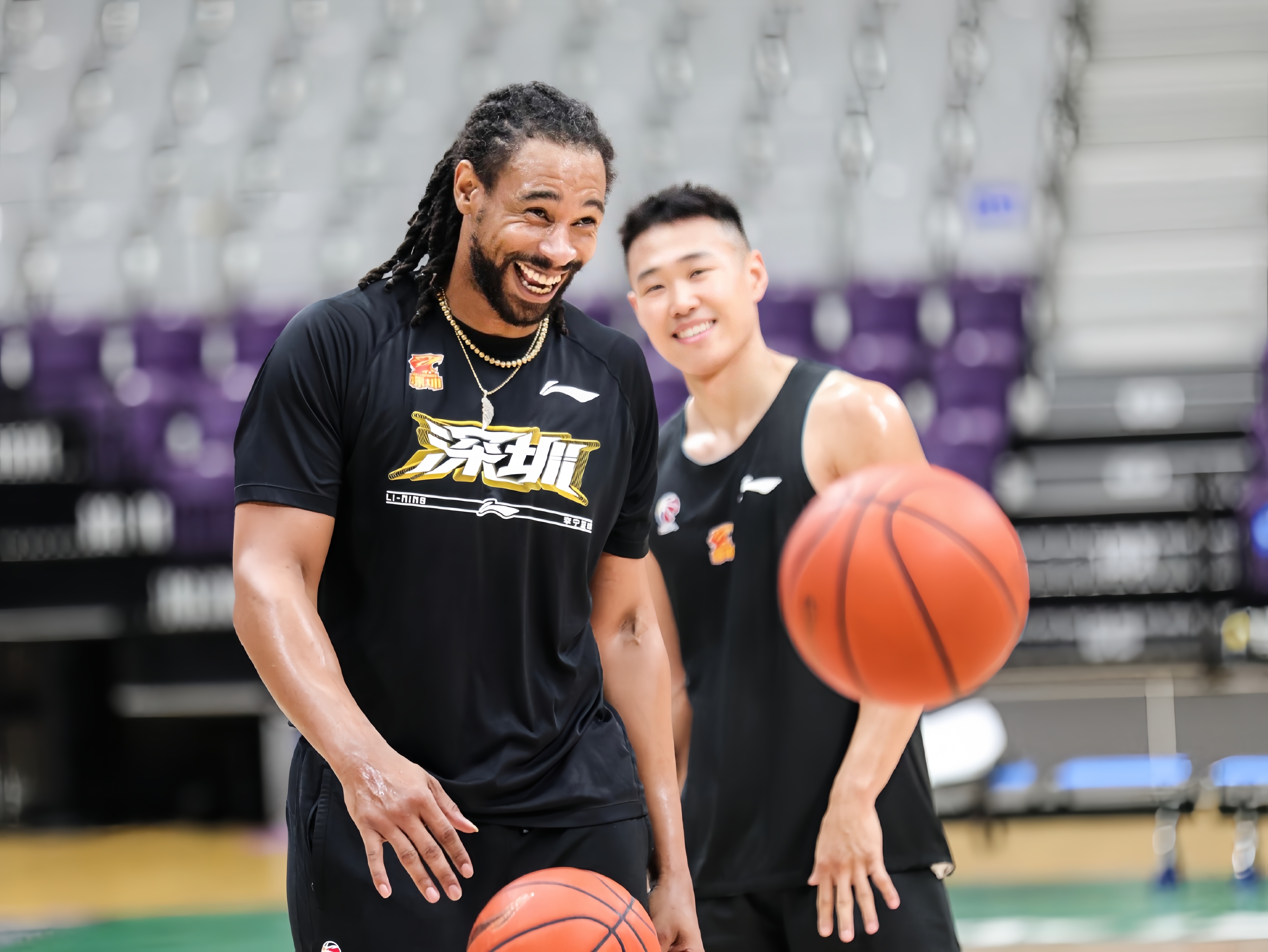 最新爱游戏手游深圳男篮发布备战花絮，国际比赛日主帅复盘，CBA常规赛任务艰巨，年轻球员得到机会的简单介绍