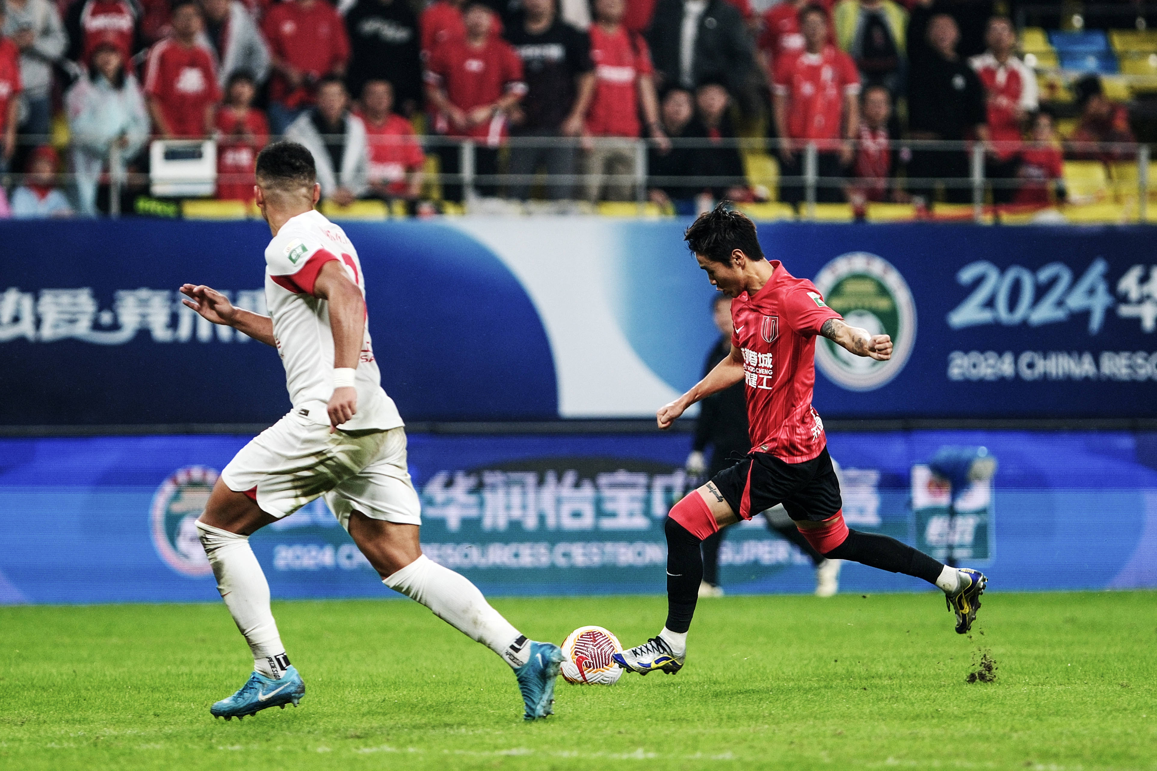 爱游戏2025必玩包含足总杯赛后走向成谜，上海申花篮板制胜，气氛紧张，训练强度明显提升的词条