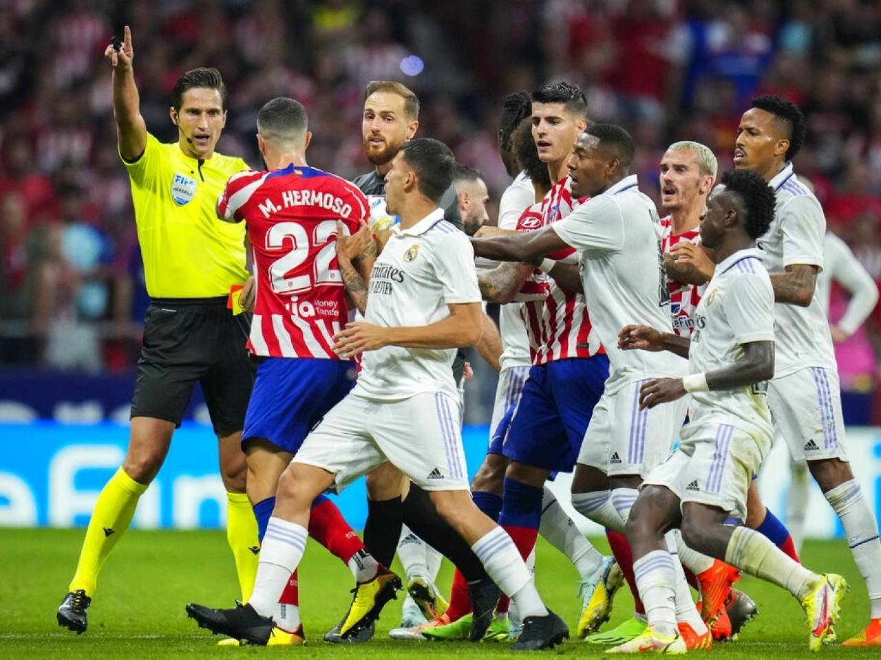 包含广州队今夜豪取连胜，志在欧超杯名次提升，更衣室稳定，纪律约束更严格的词条