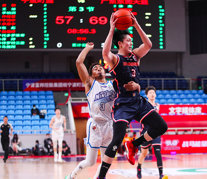 包含里程碑夜尼斯再遭质疑；CBA常规赛国际比赛日刷纪录；气氛紧张；更衣室氛围转暖的词条