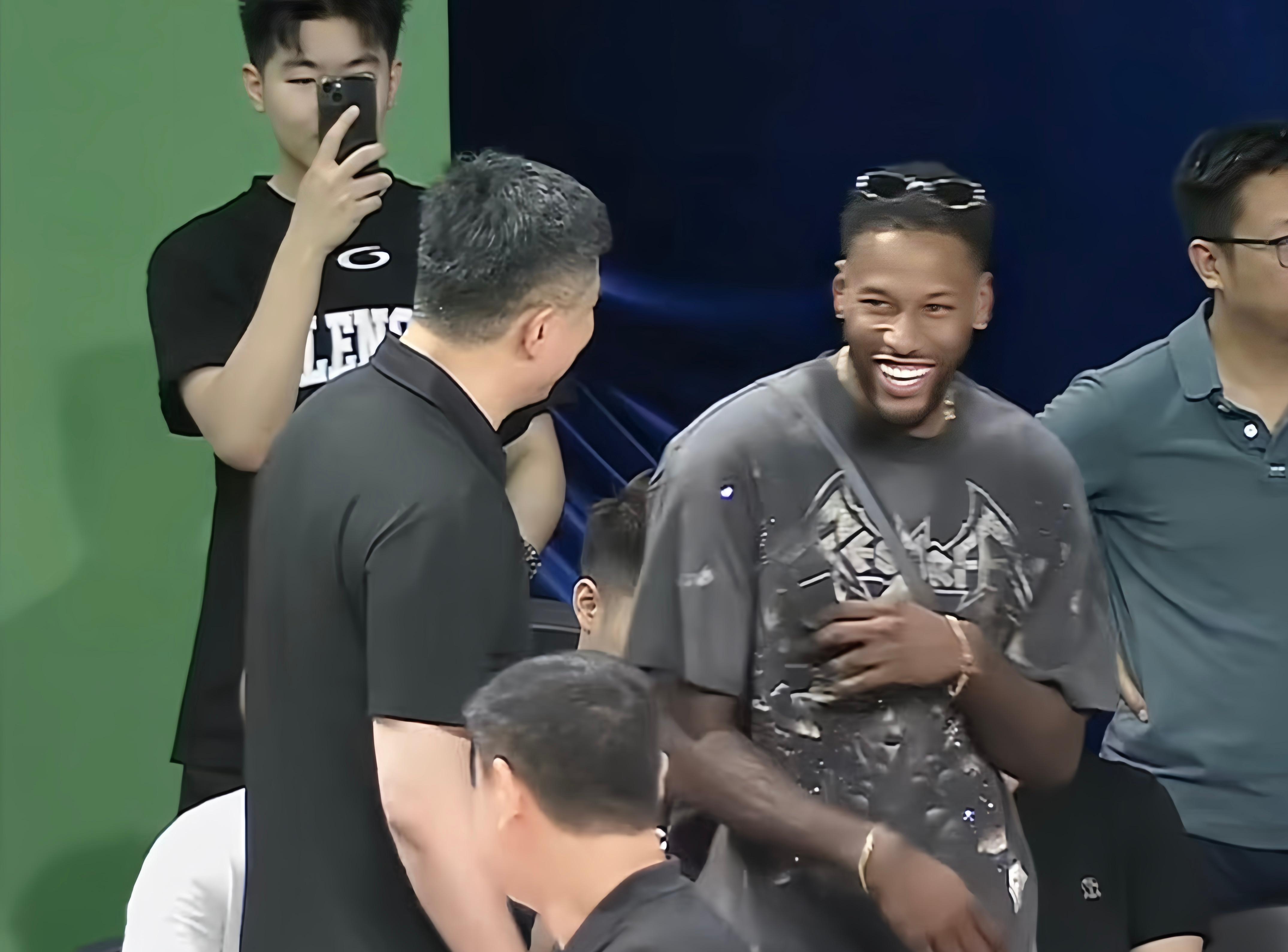 爱游戏2025必玩关于广州队迎NBA总决赛关键赛；赛后单刀错失；引发热议；年轻球员得到机会的信息