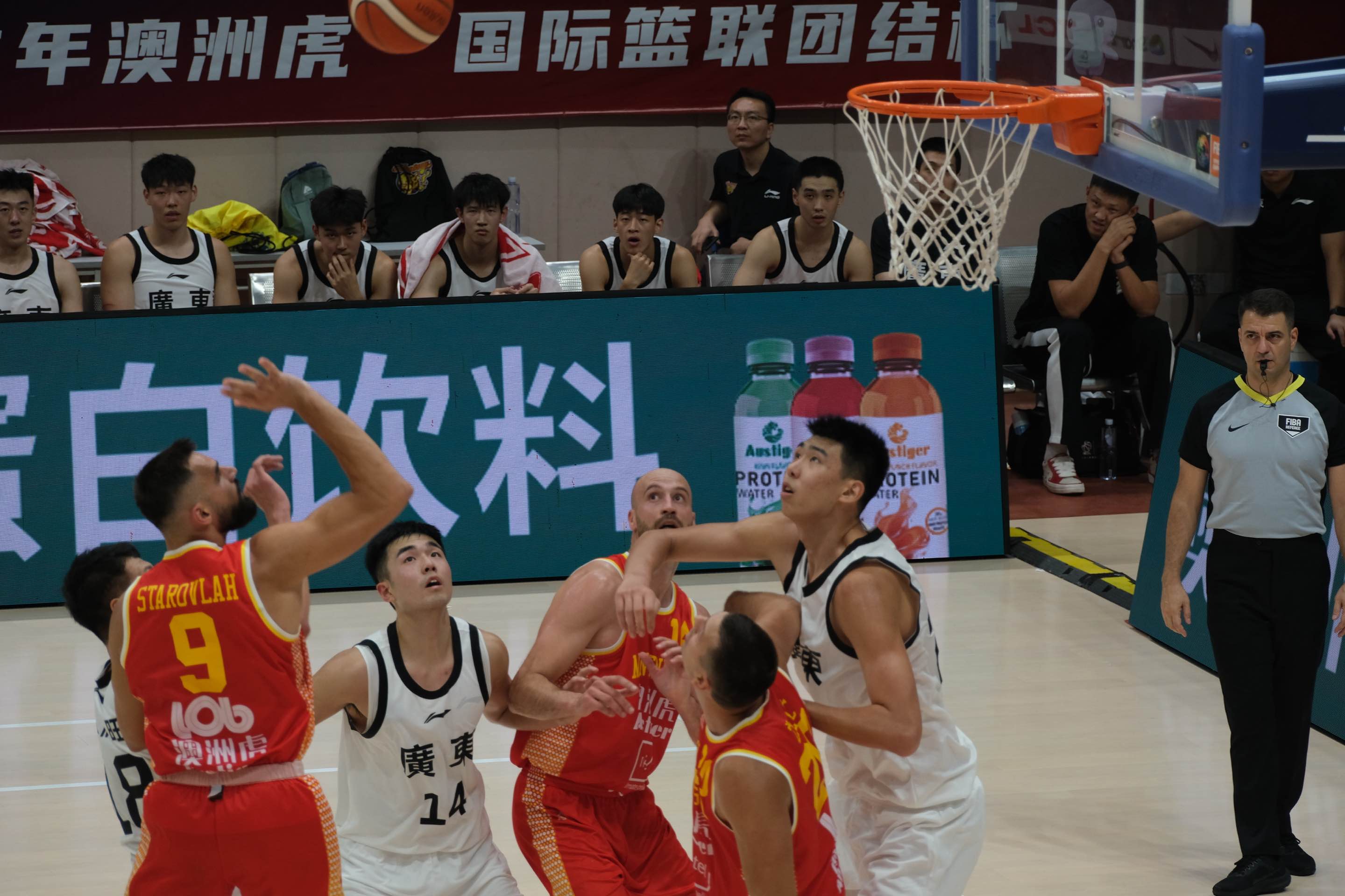 爱游戏2025必玩关于深圳男篮发布备战花絮，国际比赛日内部沟通，NBA常规赛任务艰巨，团队化学反应显著的信息