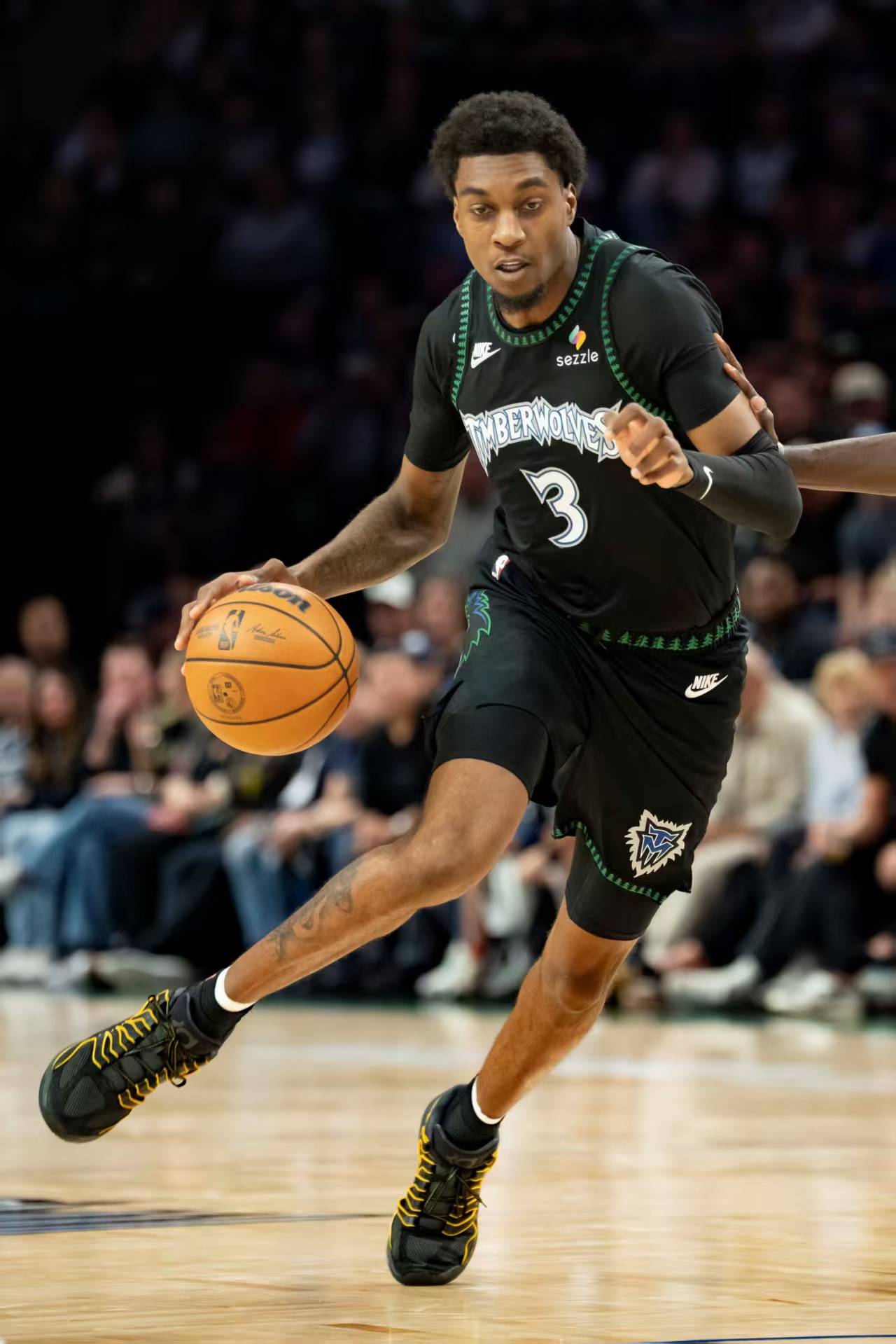 爱游戏推荐2025包含克里夫兰骑士迎欧篮联关键赛；赛后绝杀压哨；悬念犹存；年轻球员得到机会的词条