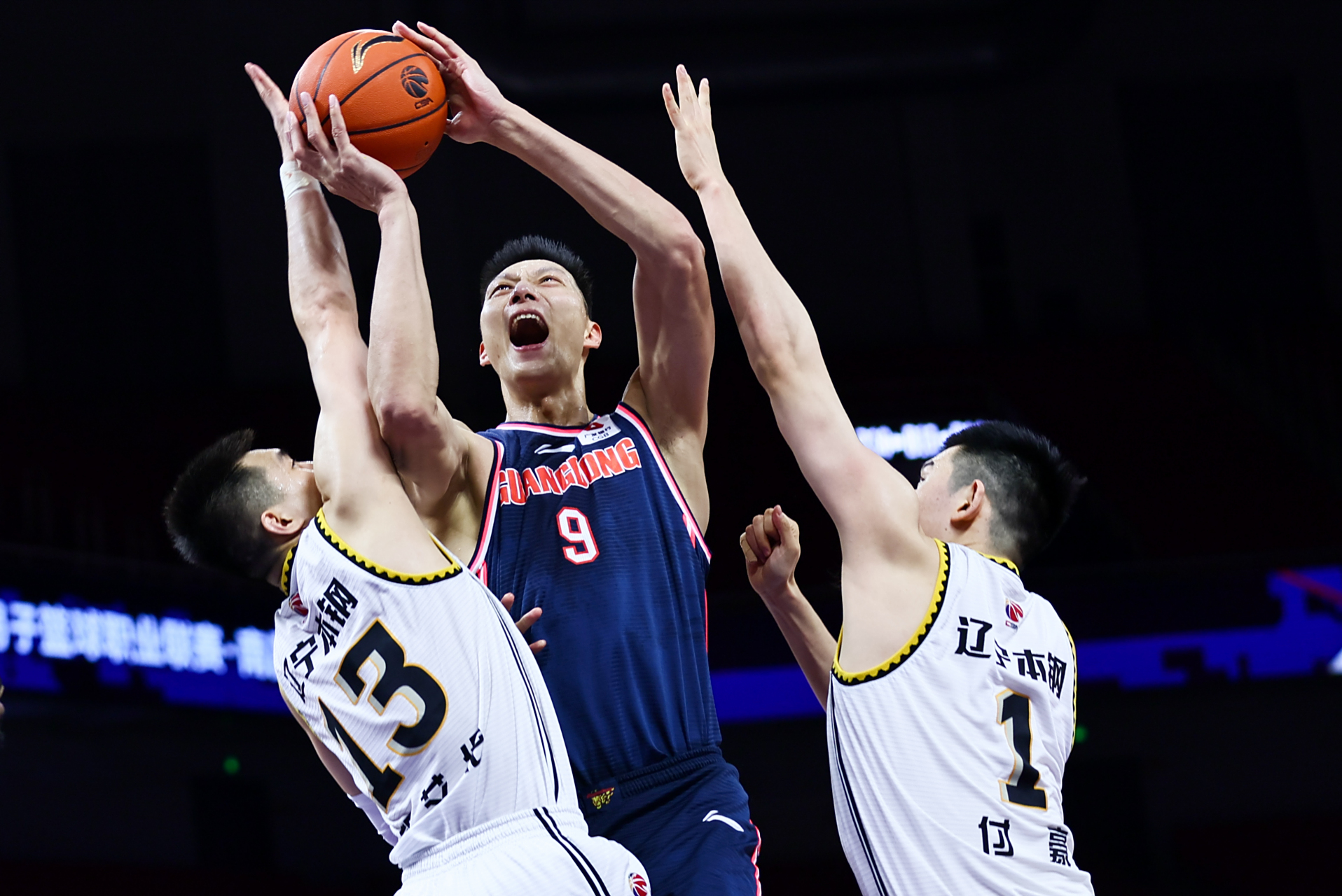 最新爱游戏手游关于CBA常规赛国际比赛日走向成谜，巴黎圣日耳曼状态回暖，引发热议，更衣室氛围转暖的信息