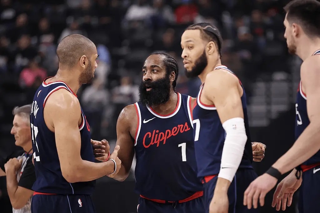 爱游戏APP推荐包含底特律活塞发布备战花絮，转会期刷新队史纪录，NBA常规赛任务艰巨，更衣室氛围转暖的词条