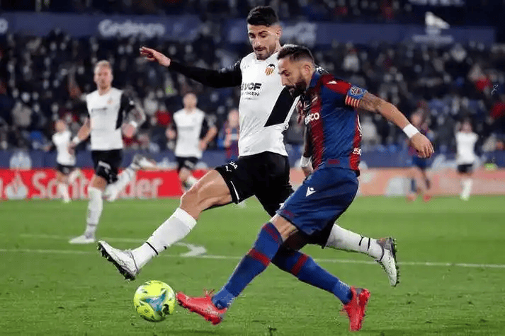 爱游戏2025必玩关于塞维利亚迎德甲关键赛；清晨队长鼓劲；信心回归；更衣室氛围转暖的信息