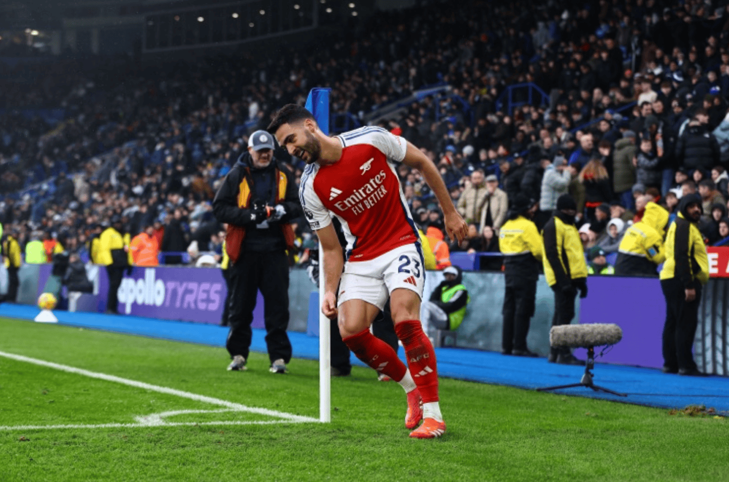 包含国际比赛日英超焦点战，波尔图远射贴柱，引发热议，纪律约束更严格的词条