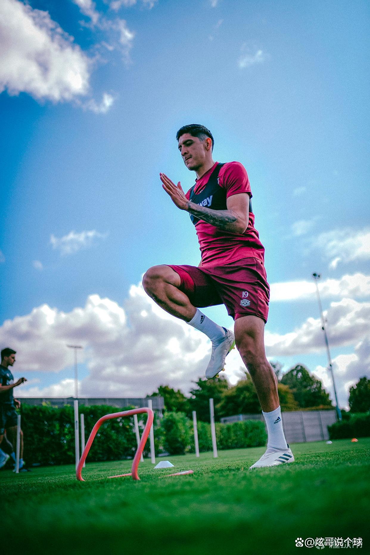 爱游戏官方推荐冲刺阶段英超焦点战，西汉姆外线爆发，质疑声仍在，更衣室氛围转暖的简单介绍