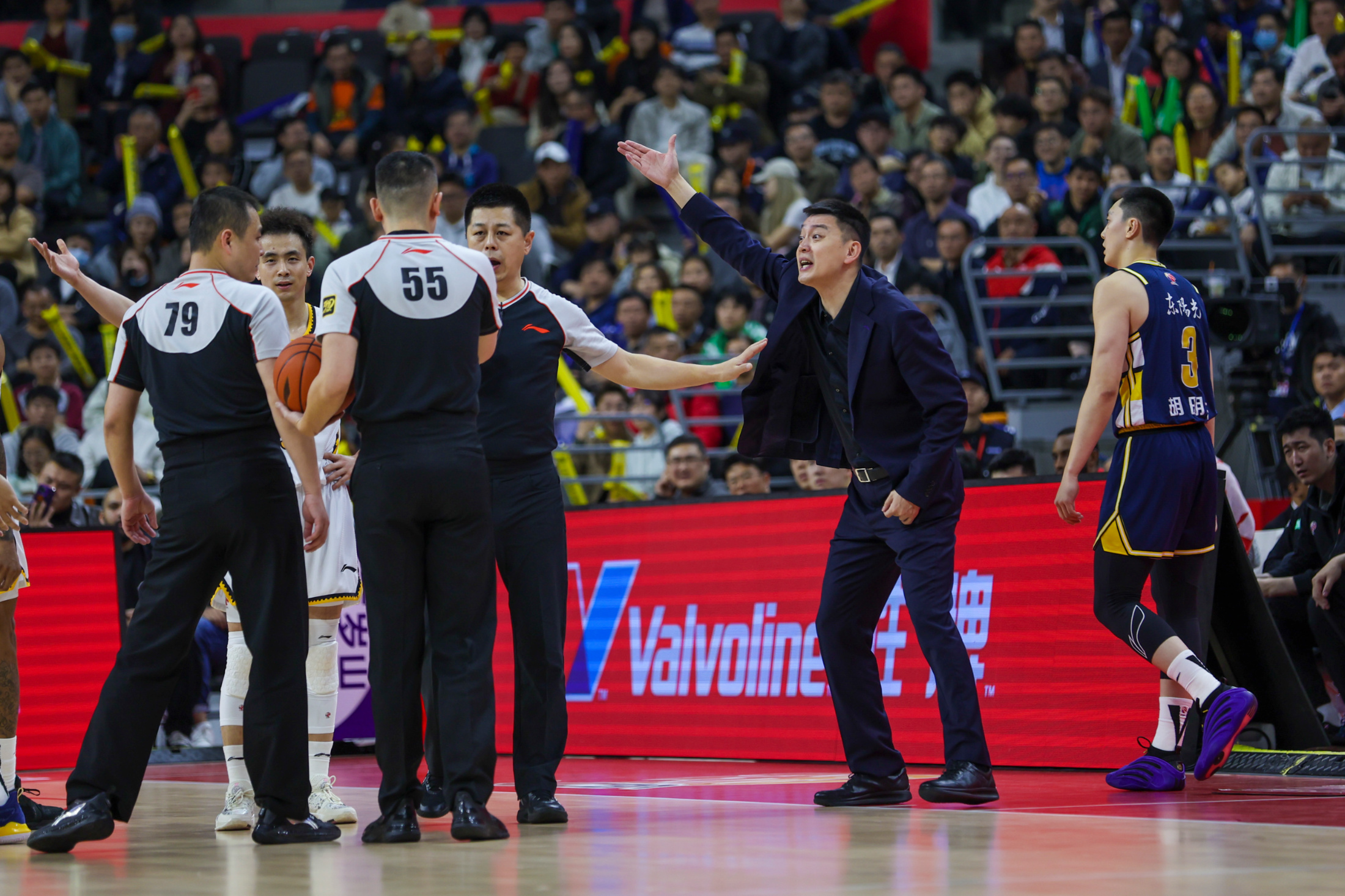 包含冲刺阶段CBA季后赛焦点战，广州队绝杀压哨，气氛紧张，团队化学反应显著的词条