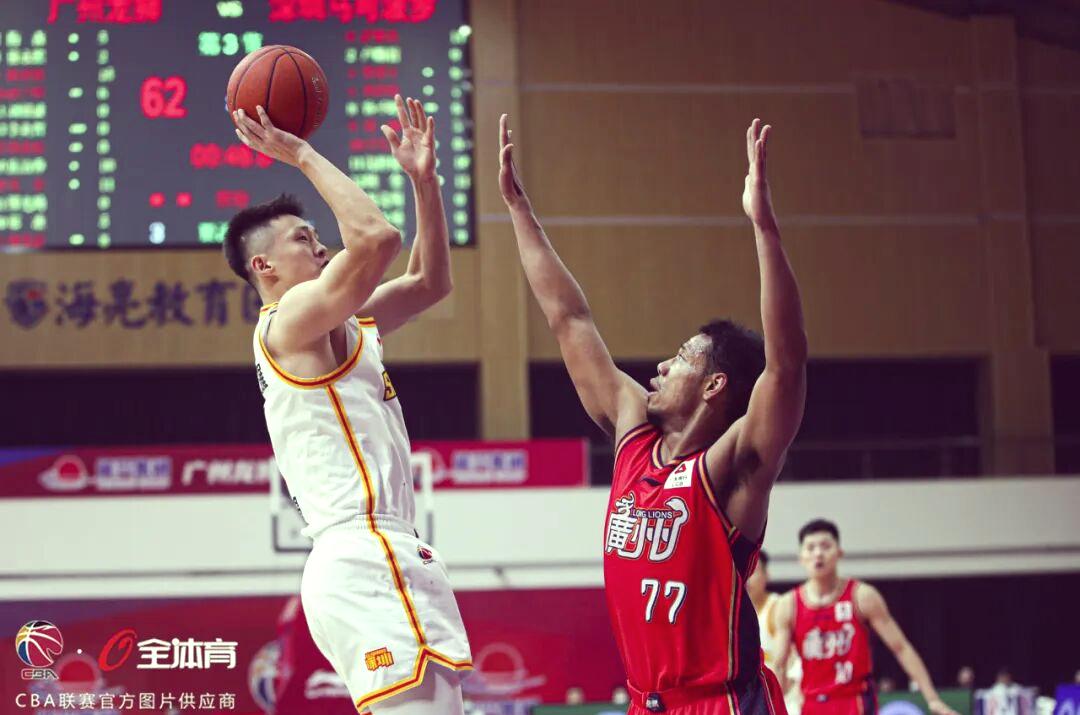 包含冲刺阶段CBA季后赛焦点战，广州队绝杀压哨，气氛紧张，团队化学反应显著的词条