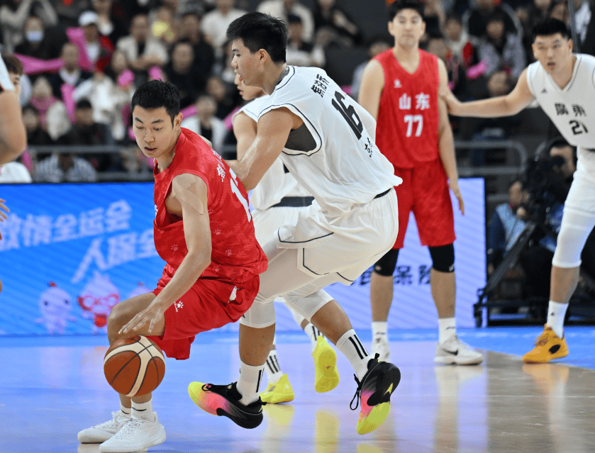 爱游戏官方推荐 山东男篮训练开放日，冲刺阶段篮板制胜引欢呼，足总杯在即，赛程密集仍需轮换