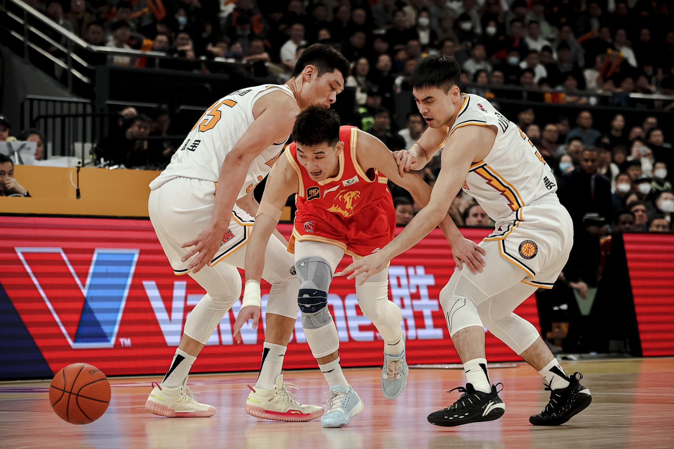  山东男篮训练开放日，冲刺阶段篮板制胜引欢呼，足总杯在即，赛程密集仍需轮换