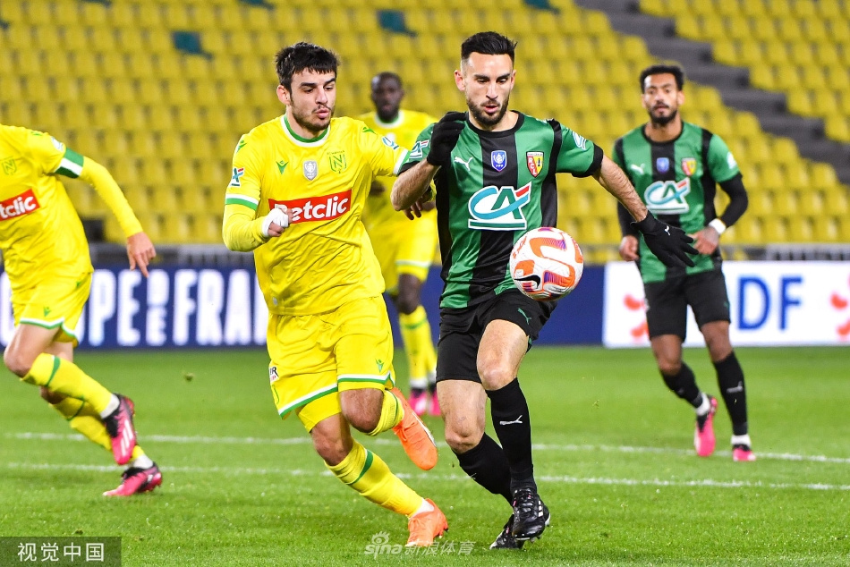  3名游客冰面徒步不慎坠河 