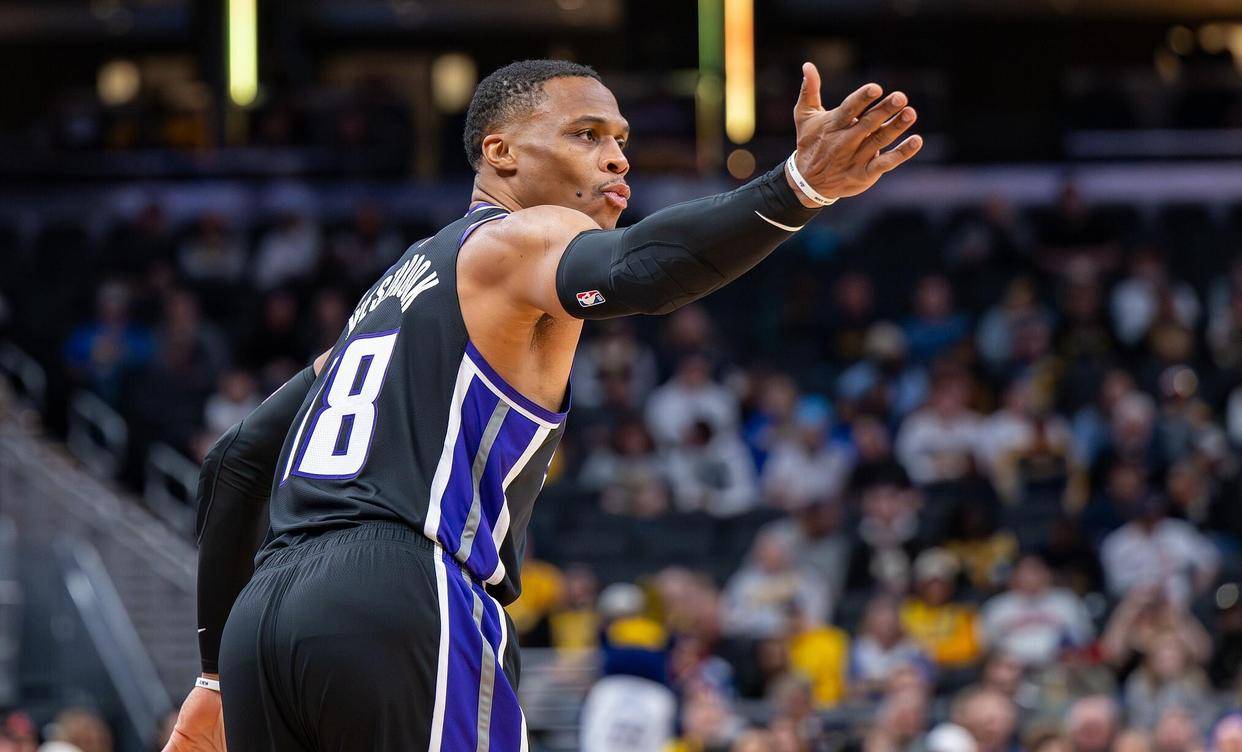 包含关键时刻CBA常规赛传出新动向，萨克拉门托国王主帅复盘，管理层表态——质疑声仍在，更衣室氛围转暖的词条