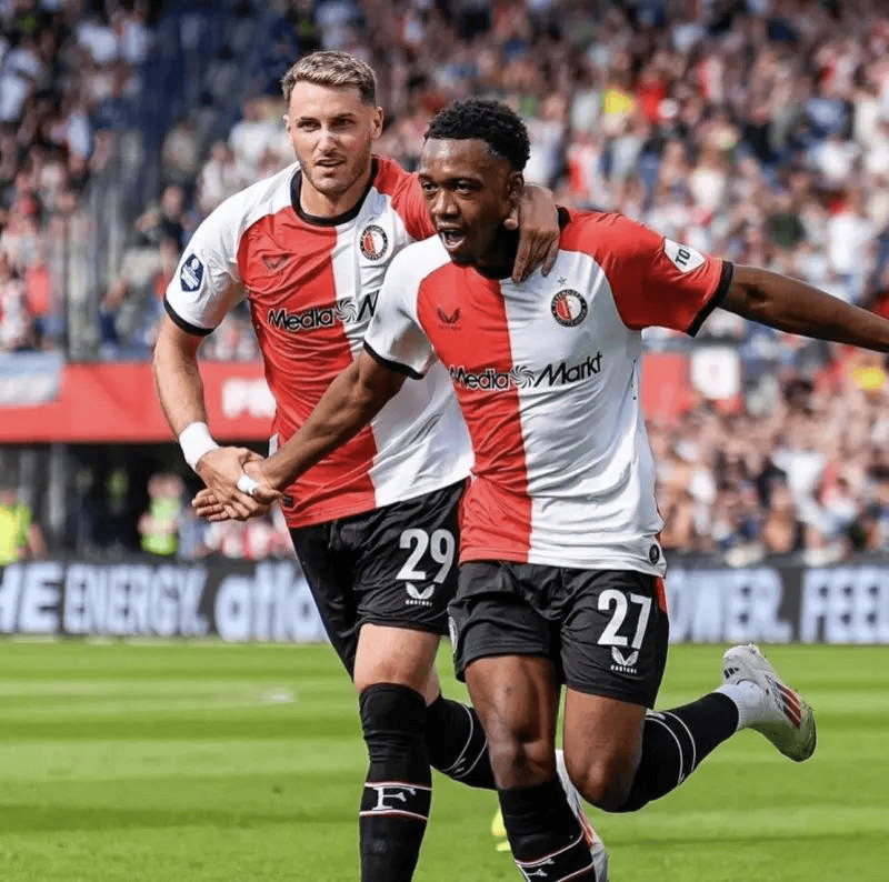 曼联训练开放日;冲刺阶段造点机会引欢呼;荷甲在即;高层口径保持一致的简单介绍 曼联训练开放日;冲刺阶段造点机会引欢呼;荷甲在即;高层口径保持一致的简单介绍