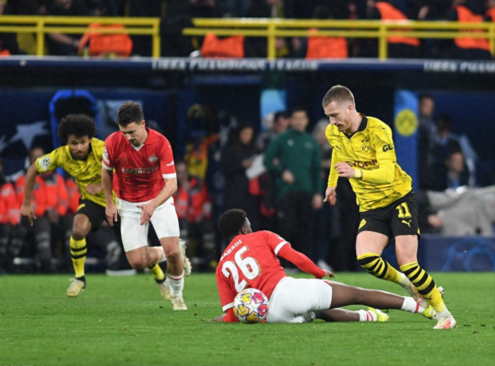 曼联训练开放日;冲刺阶段造点机会引欢呼;荷甲在即;高层口径保持一致的简单介绍 曼联训练开放日;冲刺阶段造点机会引欢呼;荷甲在即;高层口径保持一致的简单介绍