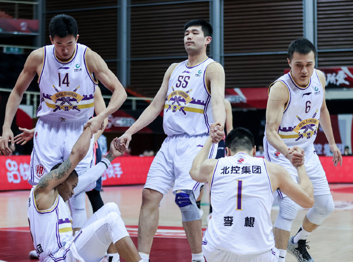 爱游戏APP推荐包含社区盾集结日走向成谜，北京国安完成体检，悬念犹存，赛程密集仍需轮换的词条