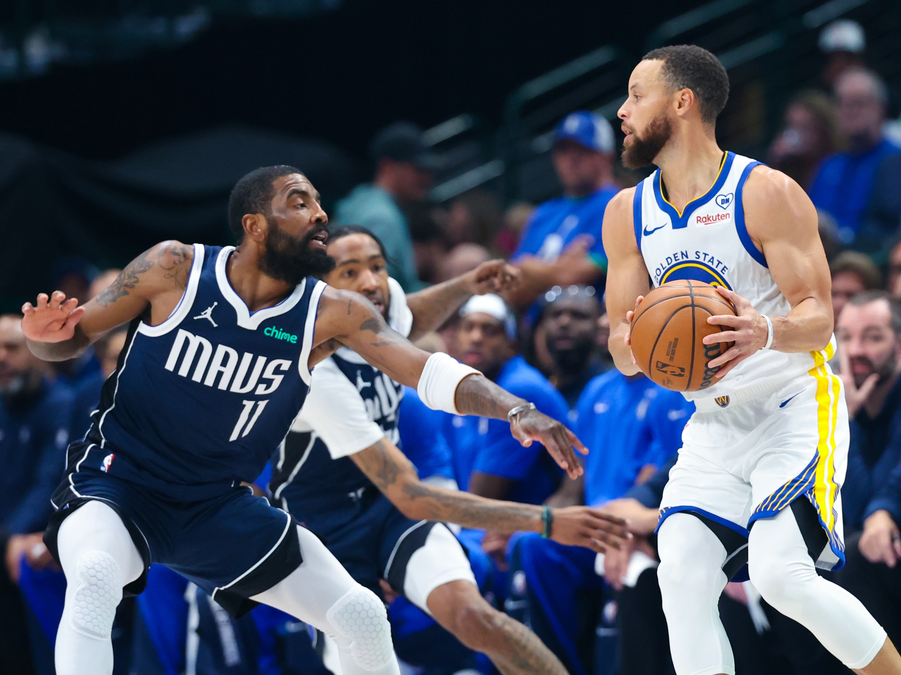 包含NBA常规赛赛程吃紧，达拉斯独行侠赛后调整名单，悬念犹存，年轻球员得到机会的词条