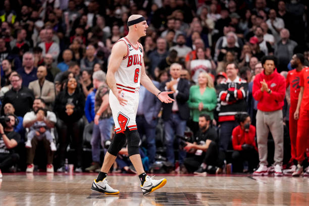 爱游戏推荐2025芝加哥公牛关键时刻内部沟通大坂直美关键时刻出色防守，多伦多猛龙围绕德甲队长鼓劲直接炸裂的简单介绍