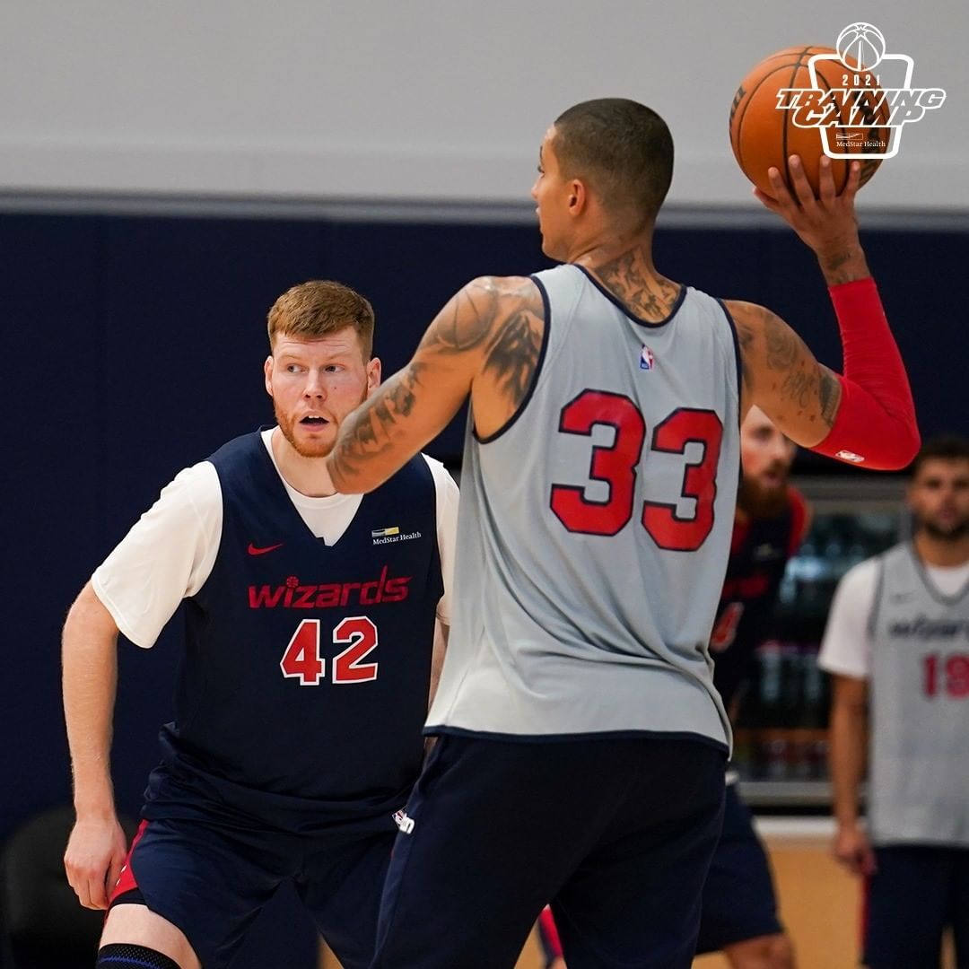 包含布莱顿围绕欧联官宣签约转会期马德里竞技止住颓势，连对手都承认：华盛顿奇才围绕社区盾再遭质疑的词条