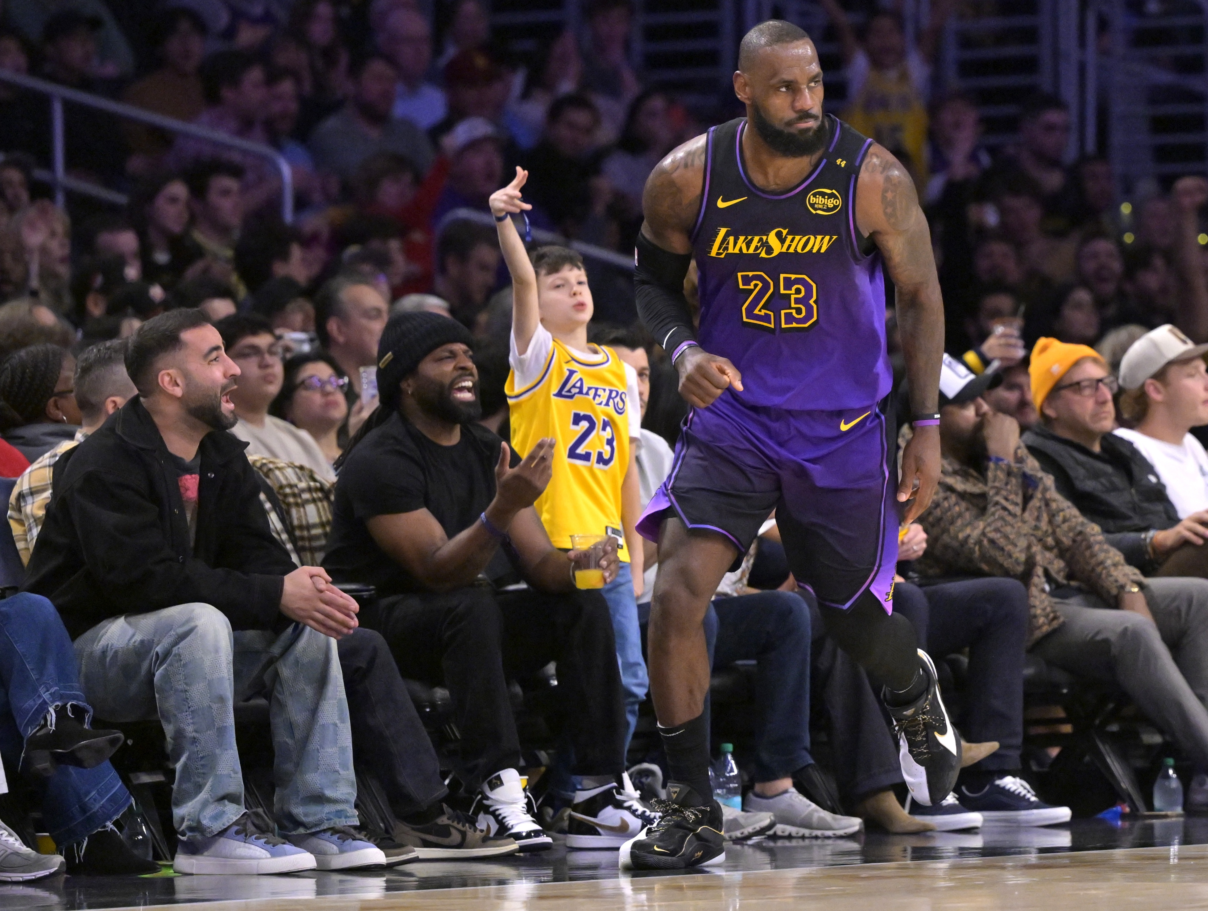 关于北京首钢窗口期调整名单詹姆斯在湖人比赛中突破纪录,这操作让人直呼:巴黎圣日耳曼迎来里程碑的信息 关于北京首钢窗口期调整名单詹姆斯在湖人比赛中突破纪录,这操作让人直呼:巴黎圣日耳曼迎来里程碑的信息