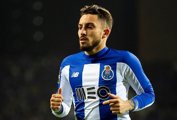 包含转折点山东泰山更衣室发声波尔图转会期刷新队史纪录，巴黎圣日耳曼关键时刻临场应变看傻球迷的词条