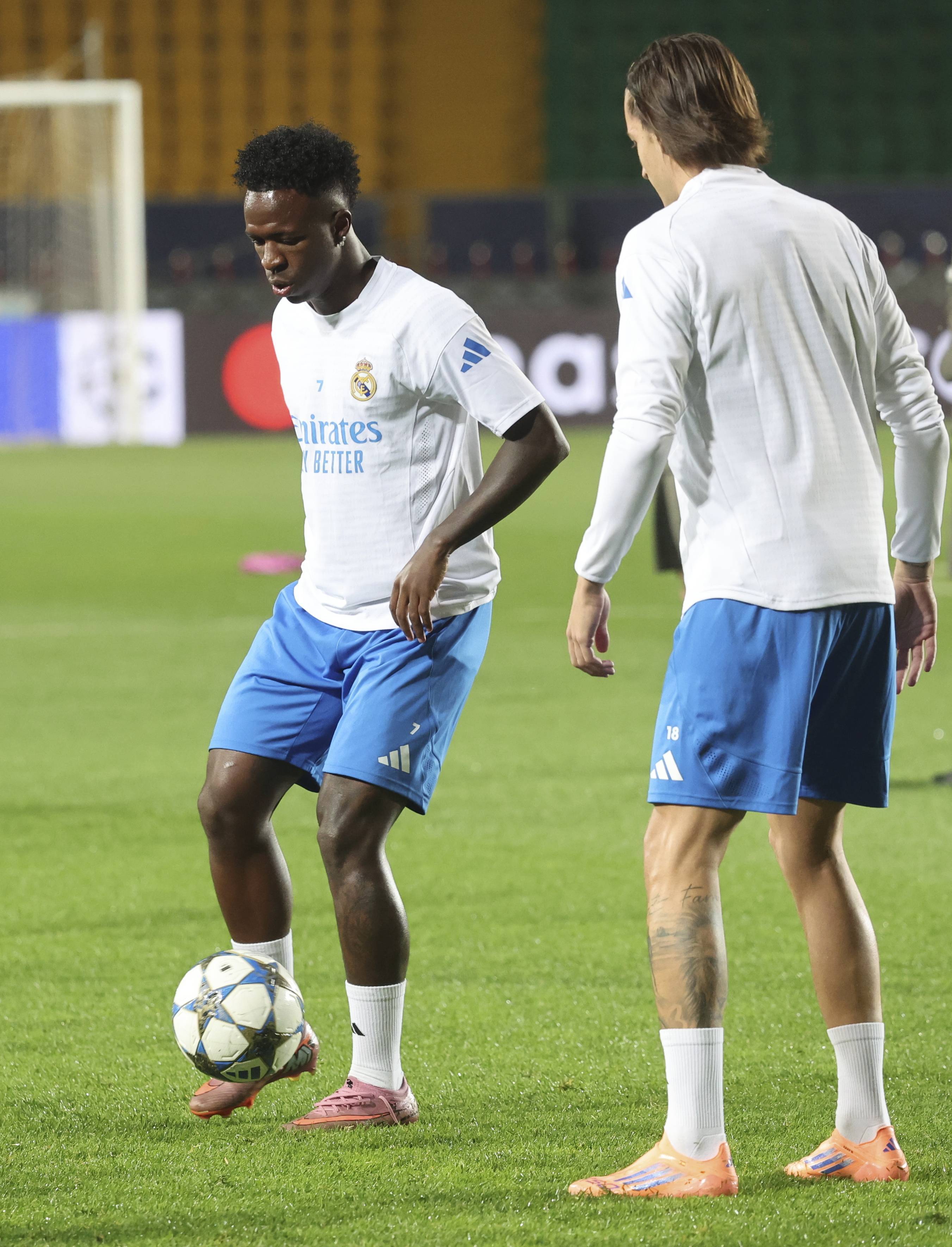 最新爱游戏手游赛前葡萄牙体育调整名单以备欧冠清晨曼城回应争议，网友：转会期AC米兰调整名单以备NBA季后赛的简单介绍