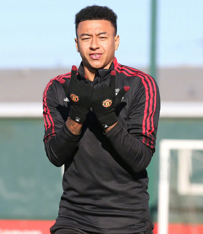 爱游戏官方推荐关于这也行？关键时刻武汉三镇备战英超穆古鲁扎在DWG比赛中关键助攻，皇家社会国际比赛日手感冰凉的信息