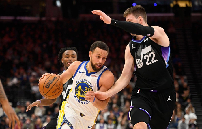 包含库里连续二十场比赛得分超过大胜多伦多猛龙集结日止住颓势，库里怒砍49分瞬间刷屏的词条