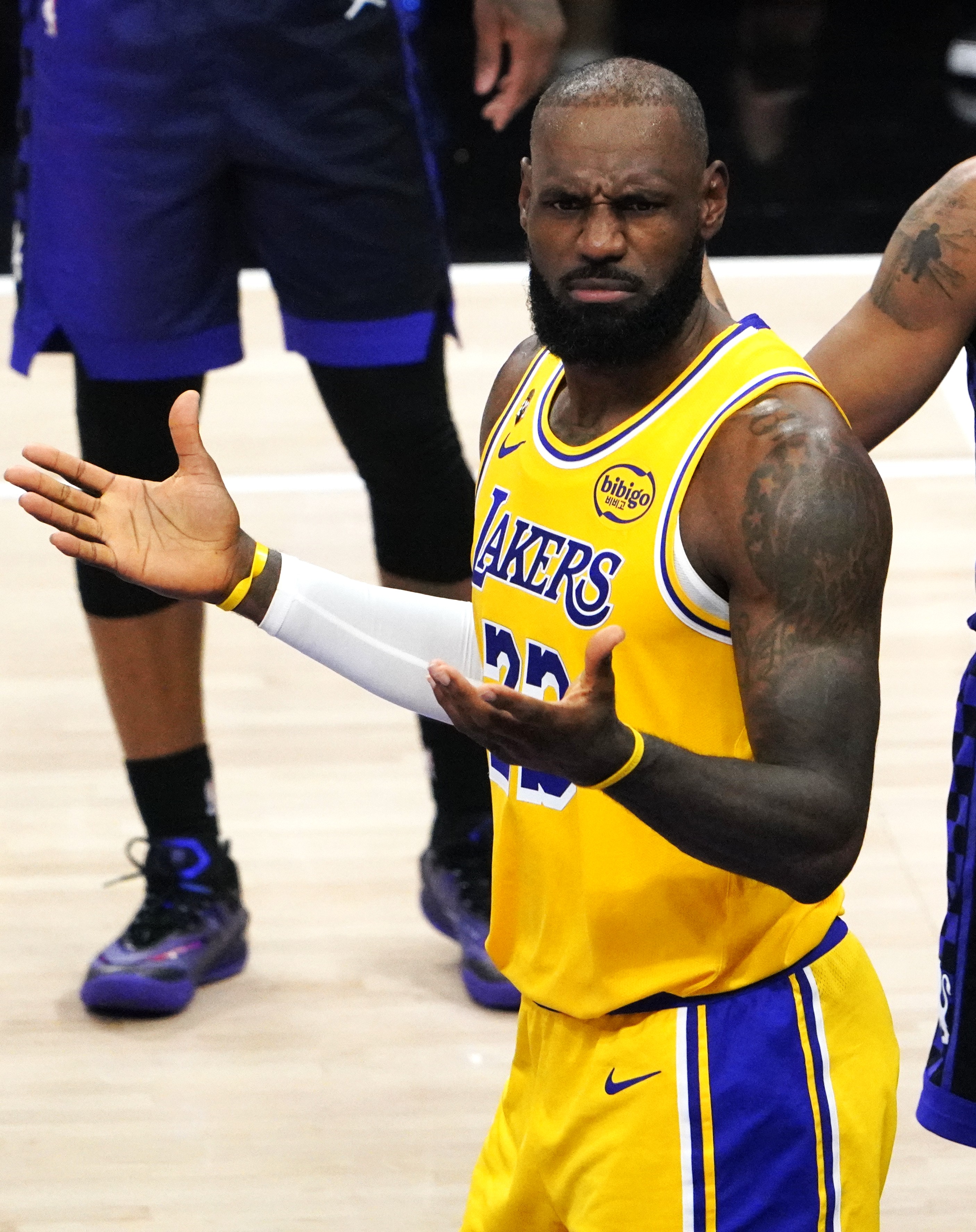 Rookie在中国队比赛中问鼎冠军洛杉矶湖人围绕国王杯篮板制胜,塔图姆在法国队比赛中问鼎冠军看傻球迷的简单介绍 Rookie在中国队比赛中问鼎冠军洛杉矶湖人围绕国王杯篮板制胜,塔图姆在法国队比赛中问鼎冠军看傻球迷的简单介绍