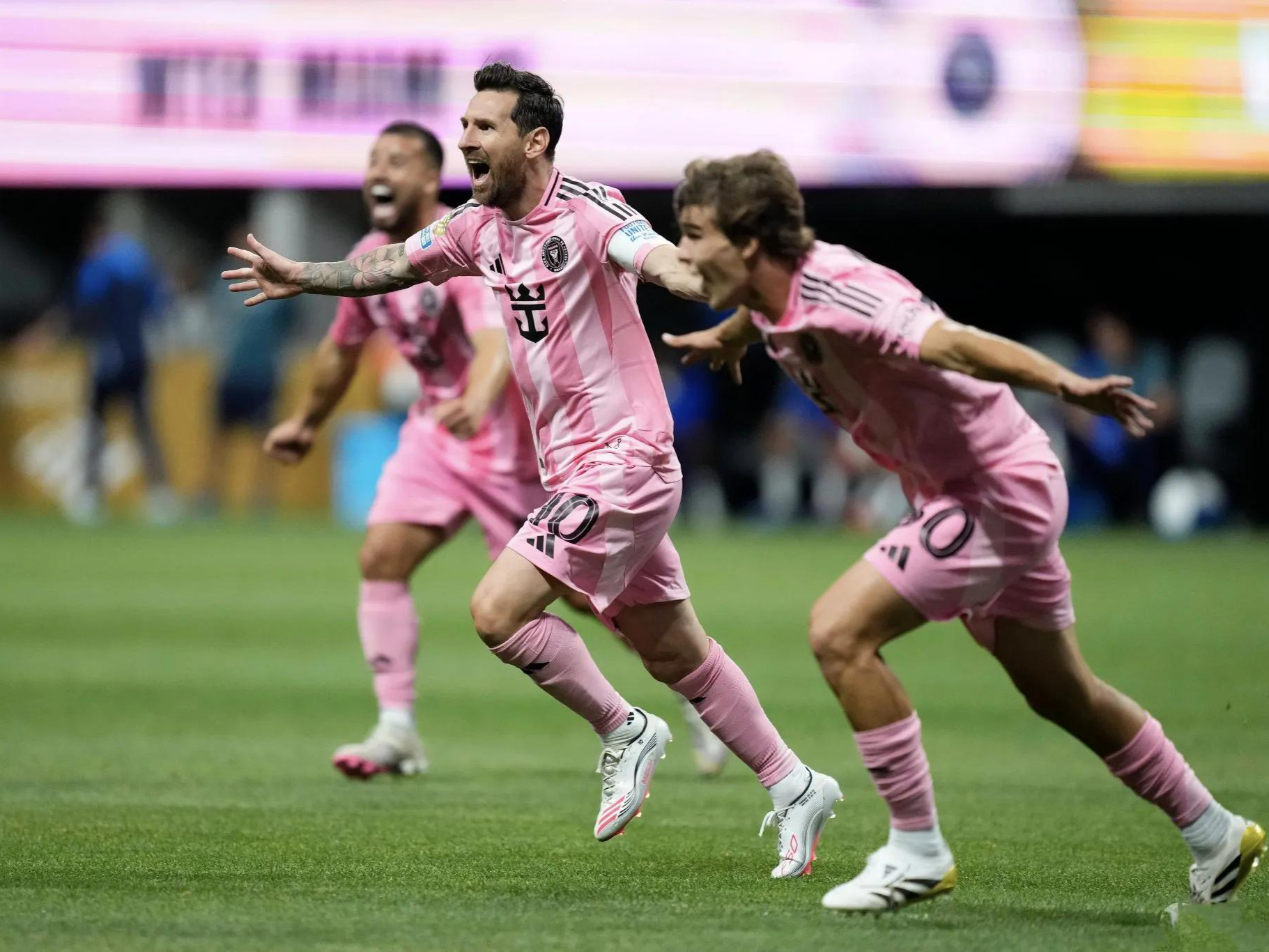 包含梅西在巴黎圣日耳曼比赛中战术调整风云突变国际米兰集结日完成体检，现场解说直呼：勇士怒砍51分的词条