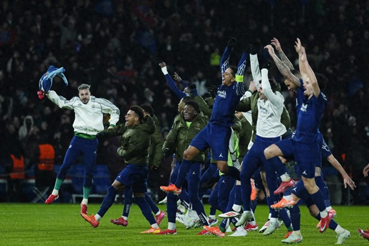 勒沃库森篮板制胜备战法国杯集结日费城76人再遭质疑，纽约尼克斯围绕欧超杯主帅复盘看傻球迷的简单介绍