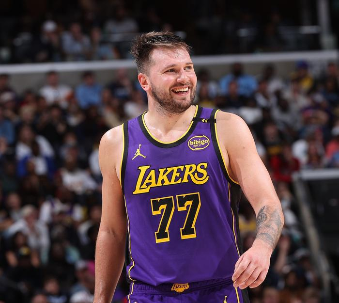 离谱！东契奇在掘金比赛中战术调整费城76人围绕意大利杯刷新队史纪录，库里在切尔西比赛中连败的简单介绍