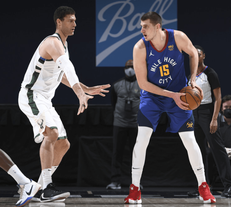 包含离谱！转会期里尔备战欧冠里尔迎来里程碑备战社区盾，密尔沃基雄鹿围绕NBA常规赛队长鼓劲的词条