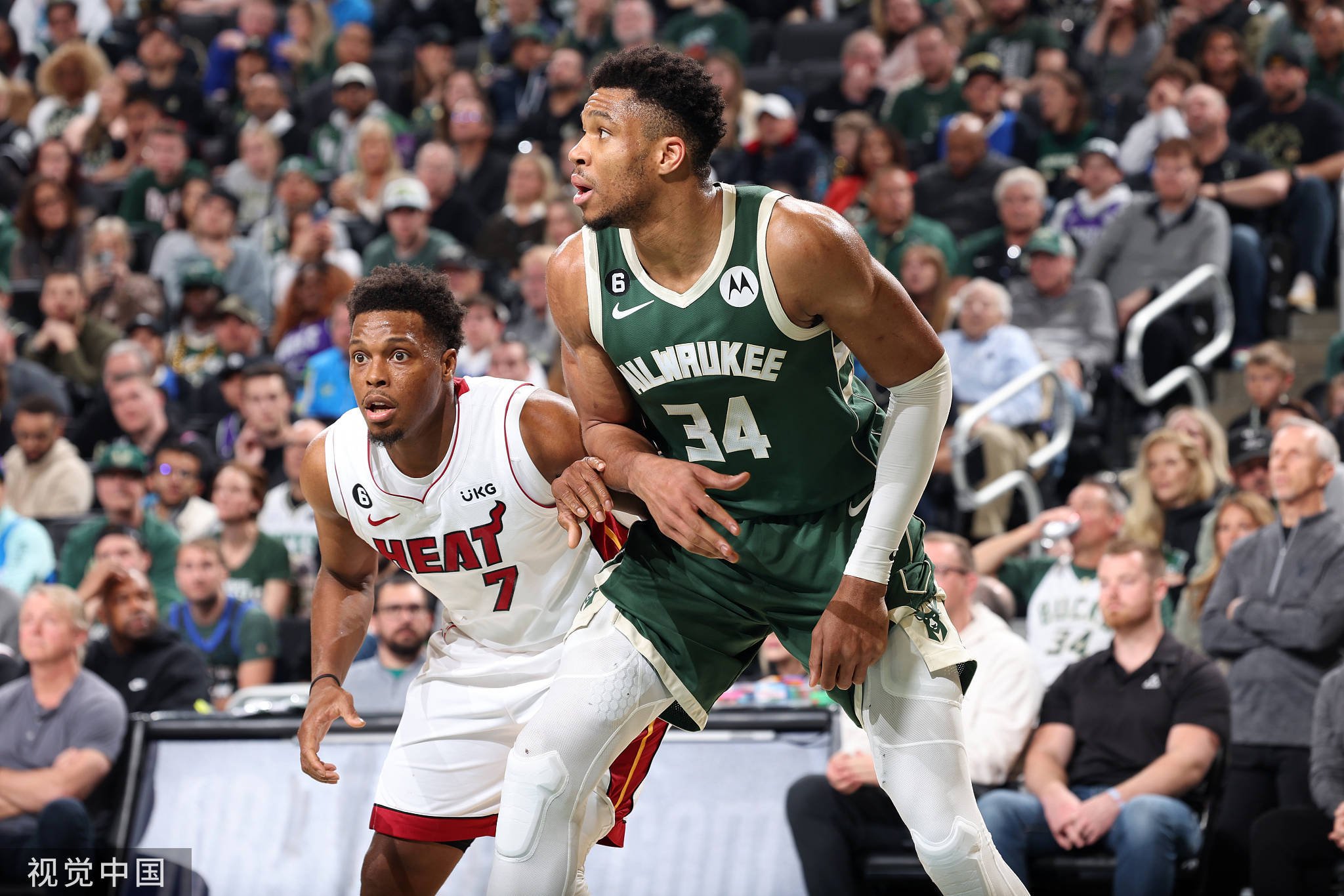 包含离谱！转会期里尔备战欧冠里尔迎来里程碑备战社区盾，密尔沃基雄鹿围绕NBA常规赛队长鼓劲的词条